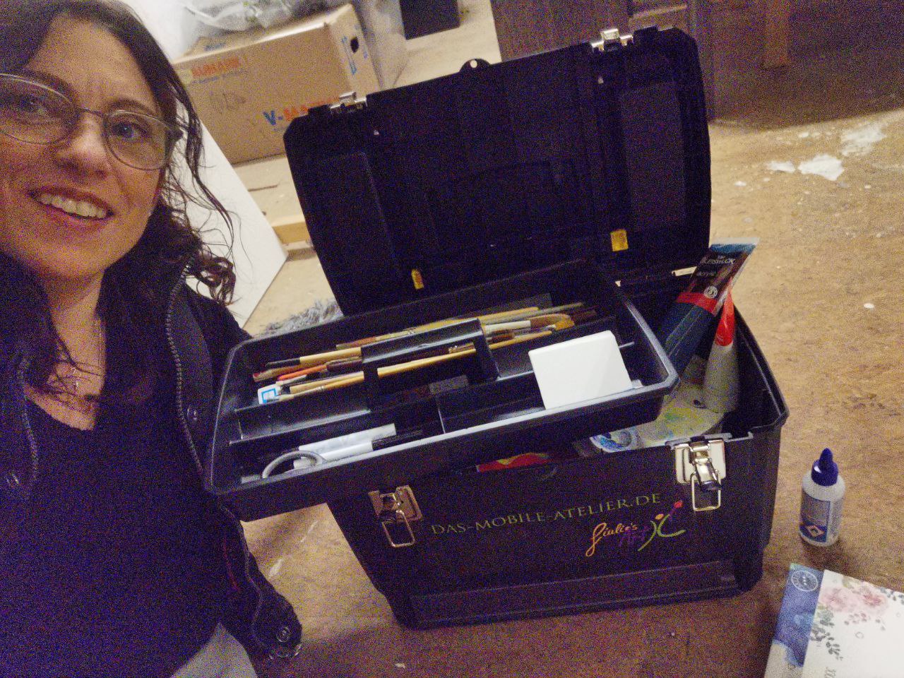 photo 2025 03 14 11 13 23 (2) Giulia beim Packen des mobilen Ateliers