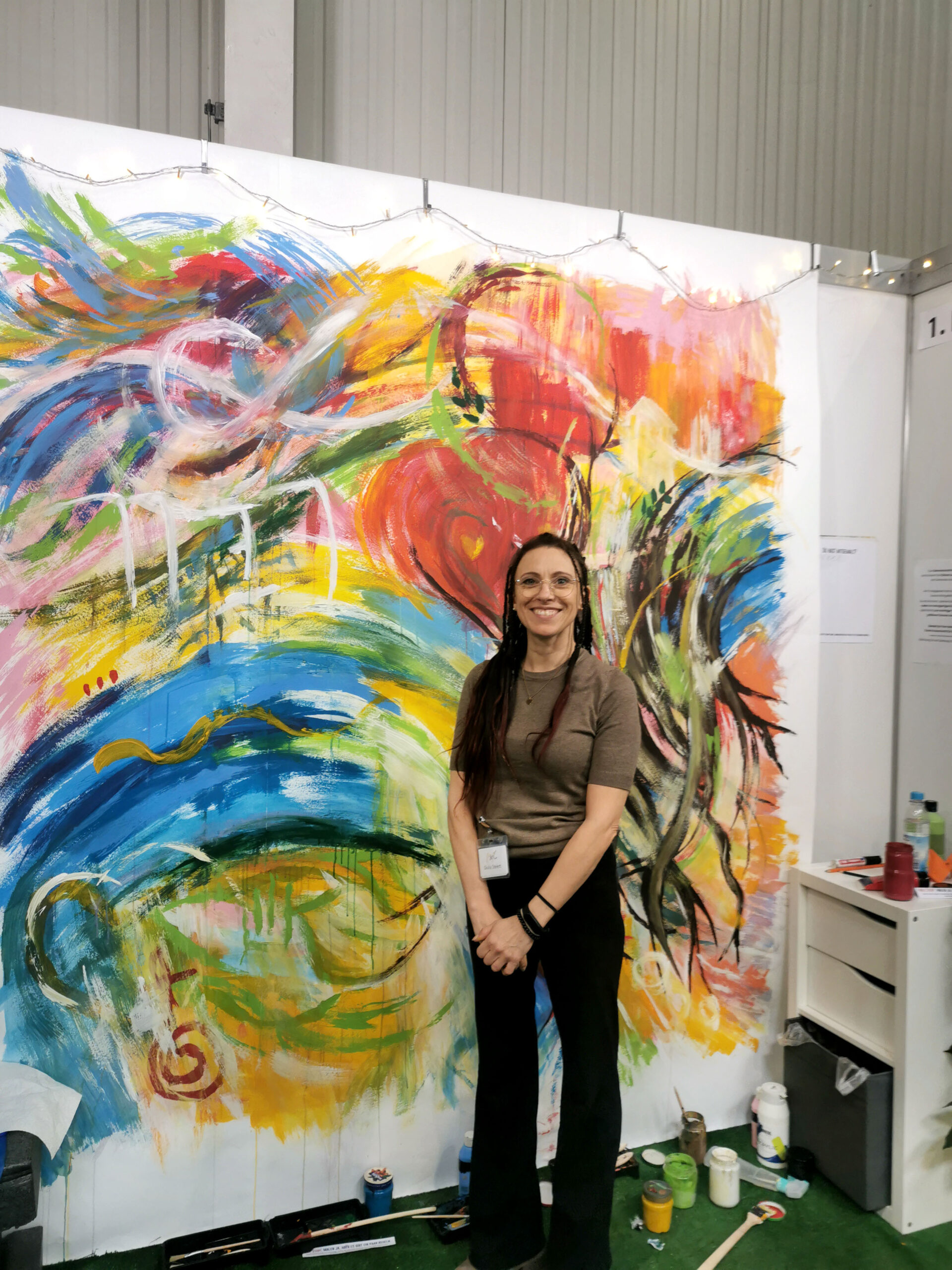 "rooted26" - Herzensmomenten mitten im Messe-Trubel Giulia vor dem fertigen 2x2 Meter großen Kunstwerk